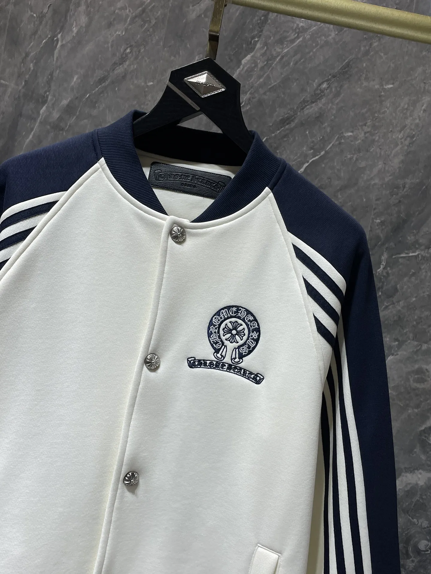 P436 Chrome Hearts 🍁Winter clothing is here🍁New Year's clothing Sanskrit cross woolen leather sleeves spliced ​​baseball embroidered cotton clothing Heavy embroidery➕Double sleeve splicing special technology Counter synchronization, heavy industry! ! Customized version of thickened woolen fabric, silk lining, customized version of hardware, not the ordinary version on the market! ! 🌈Recommended colors: black and white stitching 🌈Code numbers: S, M, L, XL